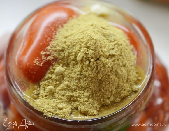 Всыпьте горчицу.