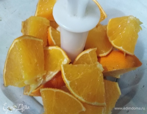 Апельсины вместе со шкуркой нарезать, удалить косточки. Поместить в блендер.