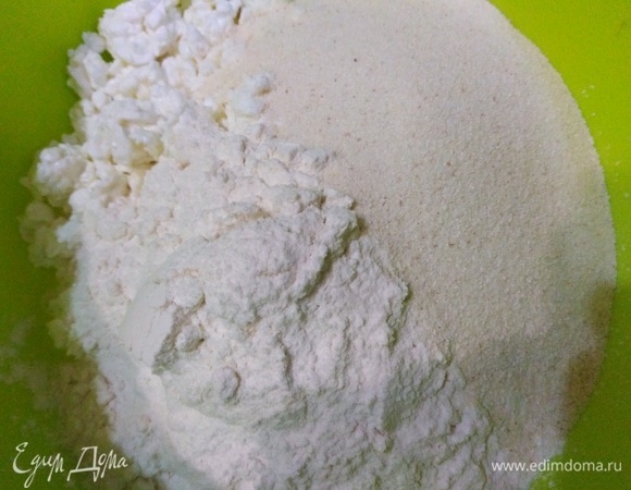 В творог всыпать муку и манку. Перемешать.