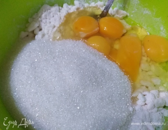 Добавить яйца и сахар.