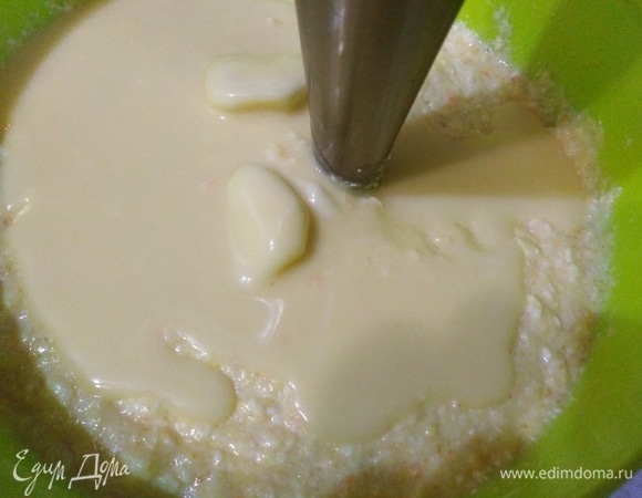 Влить растопленное сливочное масло и еще раз пробить блендером.