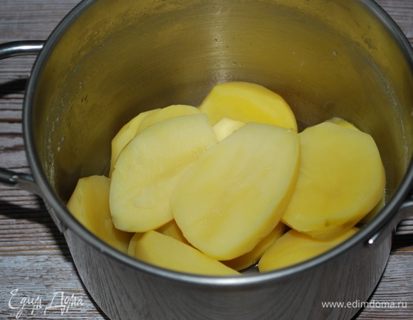Приготовьте начинку. Картофель очистите, разрежьте на 2 части, отварите до готовности.