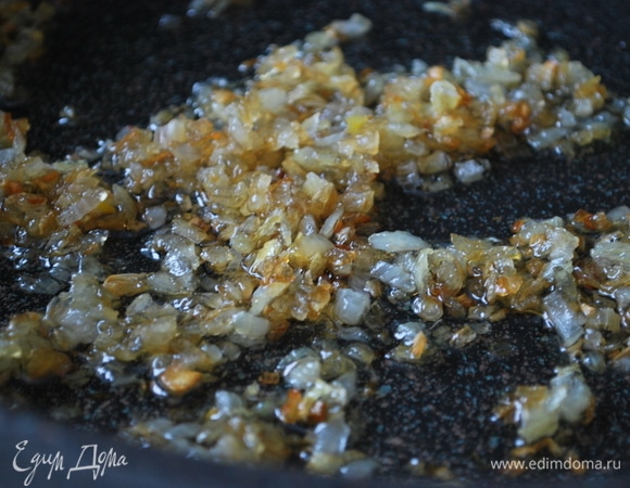 Лук очистите и мелко порубите. В сковороде разогрейте растительное масло, обжарьте лук до золотистого цвета.