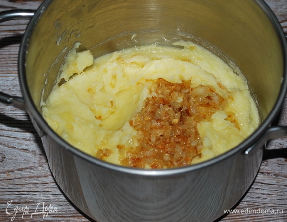 Теплое молоко и сливочное масло добавьте к картофелю, приготовьте пюре. Добавьте обжаренный лук, перец по вкусу, перемешайте.
