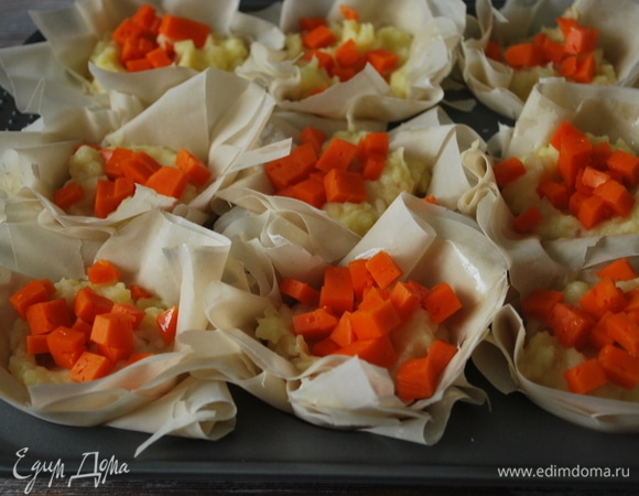 Заполните тесто начинкой. На начинку выложите кубики сыра.