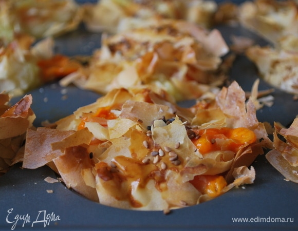 Пирожкам дайте отдохнуть 5 минут, достаньте их из формы и подавайте к столу. Приятного аппетита!