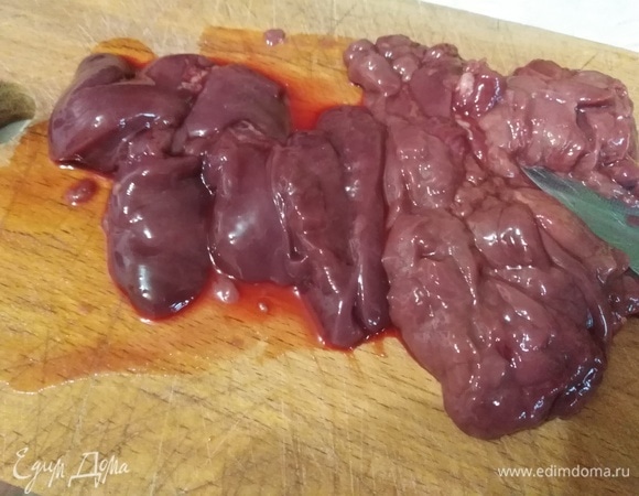 Печень нарезать некрупными кусочками.