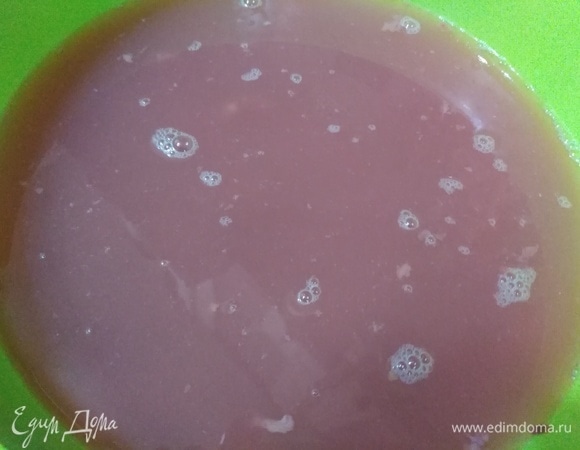 Сделать солевой раствор. В литре воды растворить 2 ст. л. соли. Опустить в раствор печень. Оставить на 30 минут для просола. Затем откинуть печень на дуршлаг, чтобы стекла жидкость.