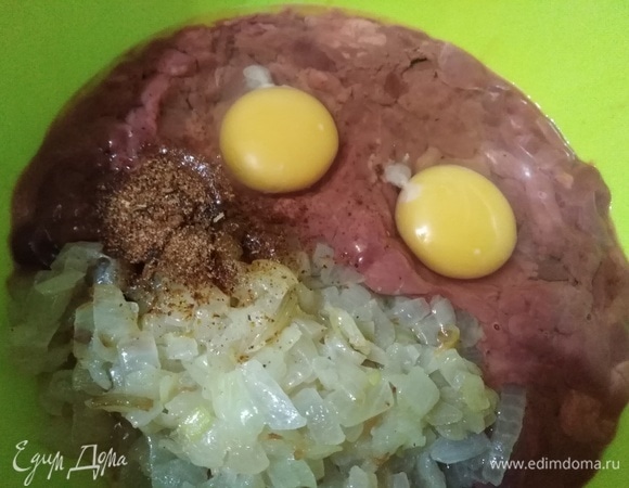 На растительном масле обжарить лук. Добавить к печени. Вбить яйца. Всыпать приправу. Перемешать.