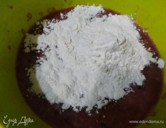 Всыпать муку. Перемешать.