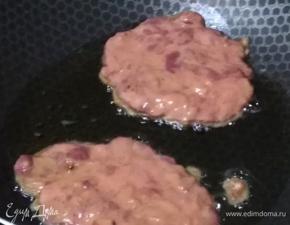 На разогретую сковороду с растительным маслом ложкой выложить печеночную массу.