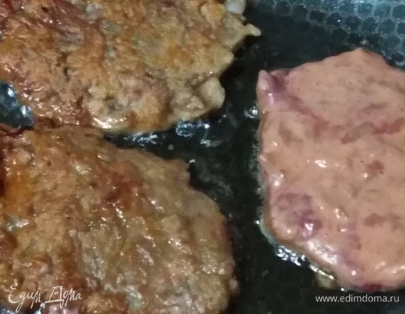 Жарить на умеренном огне с двух сторон (примерно по 5 минут с каждой).