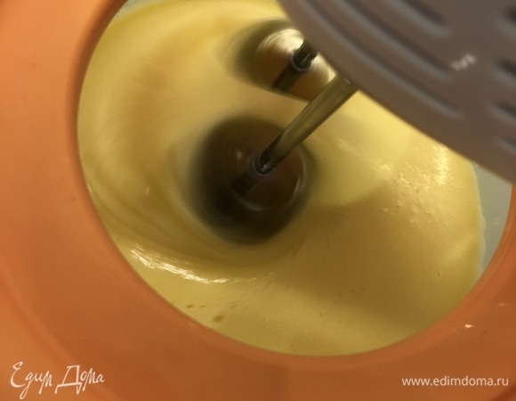 Яйца взбить с сахаром до образования густой светлой пены (4–5 минут), муку и какао смешать и частями добавлять в яичную смесь. Перемешивать лопаткой снизу вверх очень аккуратно, чтобы не выпустить пузырьки воздуха. Тесто вылить в форму, дно которой застелено пергаментом, и сразу отправить в предварительно разогретую до 180°C духовку на 40–45 минут.