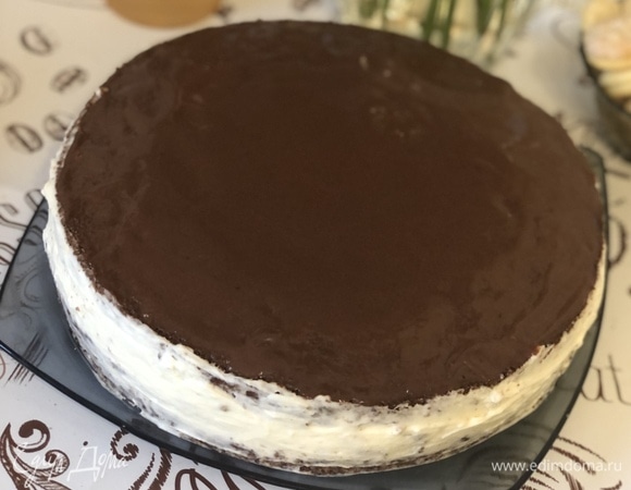 Бока торта хорошо промазываем остатками сырного крема. Сверху торт покрываем шоколадной глазурью: шоколад поломать, добавить молоко и сливочное масло, разогреть в микроволновке 30 секунд и хорошо перемешать до образования однородной шоколадной массы. Торт готов, приятного чаепития.