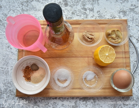 Готовлю продукты. За основу для соуса можно взять готовый майонез, но с домашним получится намного вкуснее. Вместо винного белого уксуса можно использовать яблочный.