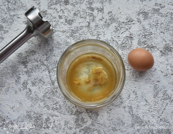 Для начала готовлю основу соуса — домашний майонез. В банку с широким горлом вливаю сок лимона, соль, горчицу, растительное масло.