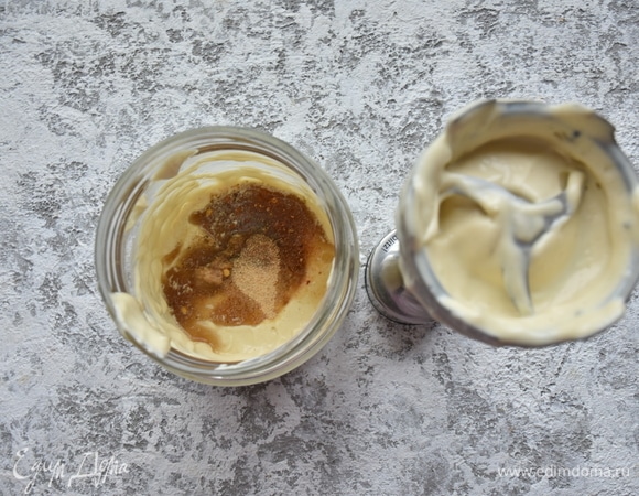 В готовый домашний майонез добавляю белый винный уксус, чесночный порошок, сахар, хрен, паприку, перец черный молотый и острый перец хлопьями. Взбиваю еще 10 секунд. Банку с соусом закрываю крышкой и оставляю в холодильнике настояться в течение 1–2 часов.