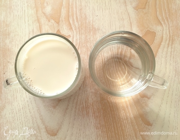 Смешать в кастрюльке воду и молоко, добавить рис, соль и сахар по вкусу. Имейте в виду, что в вишневом соусе тоже есть сахар. Поставить на плиту, довести до закипания, убавить огонь и варить 15–20 минут, до желаемой консистенции каши, периодически помешивая.