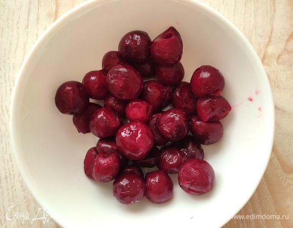 Замороженную вишню хорошо промыть!