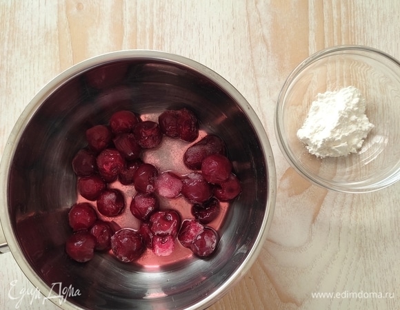 Поместить вишню в сотейник, добавить сахар. Крахмал подготовить в отдельной чашке.