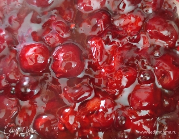 Поставить сотейник на плиту и довести до кипения. Если в вишне мало сока, можно добавить 1–2 ст. л. воды. После закипания убавить огонь, добавить крахмал и варить соус до загустения, примерно 3–5 минут. Щедро полить кашу вишневым соусом, и можно подавать! Приятного аппетита!