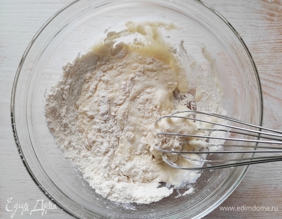 В жидкую смесь добавлять понемногу сухую и интенсивно размешивать. В результате должно получиться густое текучее тесто, как на оладьи.