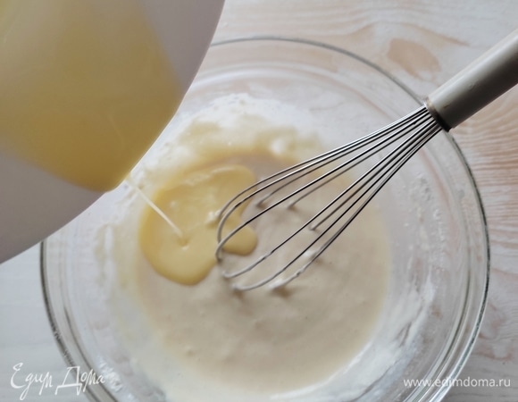 В последнюю очередь добавляем растопленное сливочное масло и еще раз хорошо перемешиваем.
