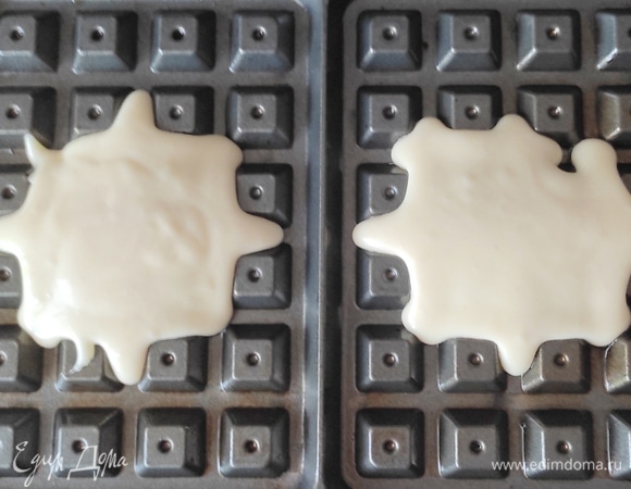 Разогреваем вафельницу до нужной температуры (ориентируйтесь по своей вафельнице). Выкладываем по 1 ст. л. теста и выпекаем вафли 3–5 минут, время зависит от вашей вафельницы. По желанию можно выпекать большие вафли.