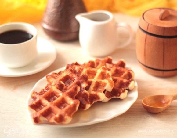 Подавать горячими с любым топингом, у меня мед. Приятного аппетита!