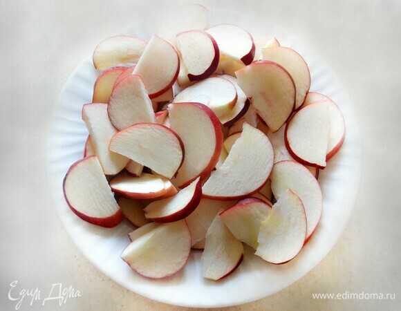 Яблоки вымойте, почистите и нарежьте тонкими дольками.