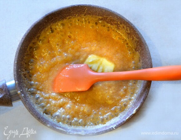 Для карамели в кастрюлю или сковороду насыпьте сахар, нагревайте на слабом огне, аккуратно помешивая. Нагрев не увеличивайте, поскольку карамель может пригореть и стать горьковатой на вкус. Когда сахар полностью расплавится, добавьте сливки, быстро перемешивая (здесь потребуется осторожность). Далее добавьте масло, перемешайте и выключите огонь.