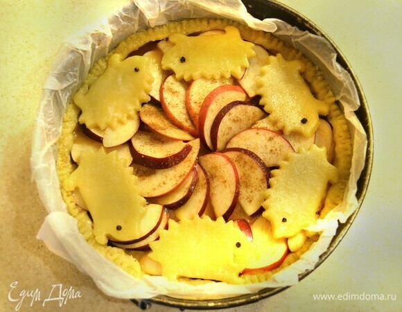 Из оставшегося теста вырежьте фигурки и уложите сверху. Выпекайте в разогретой до 180°C духовке 45–50 мин.