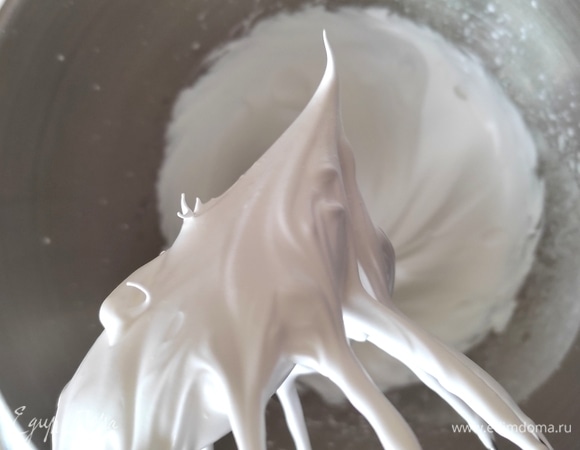 Белки отделить от желтков. Для коржей используем белки. Помещаем в дежу миксера и взбиваем до появления пены, затем постепенно добавляем сахар и взбиваем массу до стойких пиков.