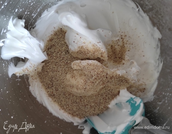 Добавляем миндальную крошку, миндальный экстракт (можно обойтись без него) и лопаткой движениями сверху вниз вымешиваем массу.