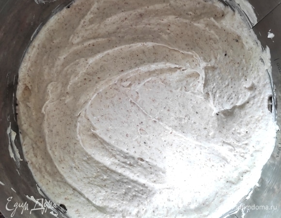 Противень застилаем пергаментом, можно использовать тефлоновый коврик. Делим массу на 2 равные части. Я делаю коржи с помощью разъемного кольца, выставляя нужный диаметр. Здесь — 20 см. Накладываю массу в кольцо, немного разравниваю.