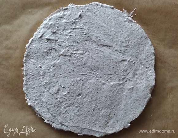 Затем кольцо снимаю и кондитерским шпателем или лопаткой подравниваю верх коржа. Второй корж формируем аналогично. Выпекаем коржи в заранее разогретой до 160°C духовке примерно 25–30 минут, до кремовой корочки.