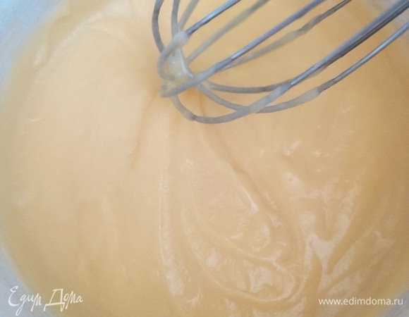 В это время готовим крем. В сотейнике соединяем желтки, сахар, крахмал. Добавляем теплые сливки и хорошо размешиваем венчиком до однородности. Ставим на плиту на маленький огонь и, продолжая энергично размешивать, варим смесь до закипания, но не кипятим! Как только загустеет, снимаем с плиты.