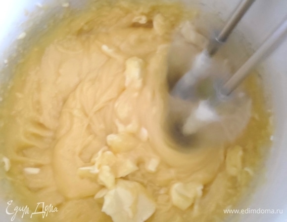 Сливочное масло нужно комнатной температуры. На низких оборотах миксера взбиваем крем и постепенно добавляем сливочное масло. Взбиваем крем до гладкого и шелковистого состояния.