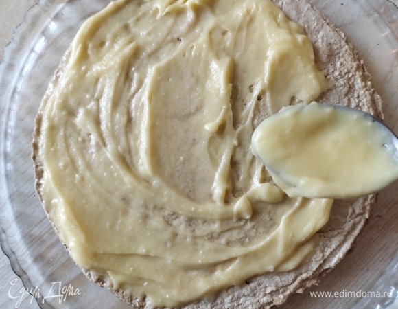 Готовые коржи смазываем кремом, в том числе по бокам.