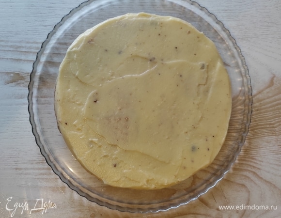 Выравниваем верх и бока, ставим в холодильник минимум на 1 час.