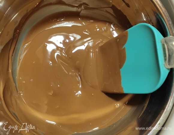 Для приготовления глазури шоколад растапливаем на водяной бане, добавляем растительное масло для лучшей текучести, хорошо перемешиваем.