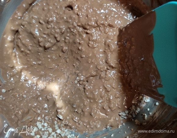 Добавляем перемолотые в крошку орехи и снова перемешиваем.