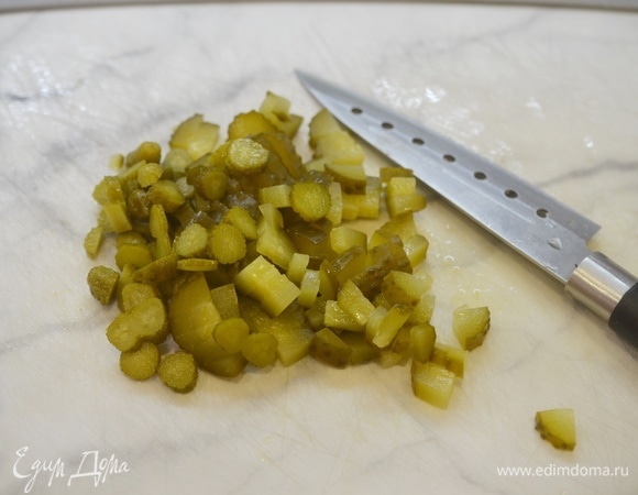 Соленые огурцы нарежьте кубиком.