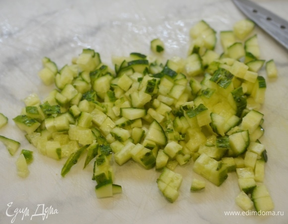 Свежие огурцы помойте, нарежьте кубиком.