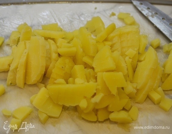 Картофель отварите в мундире до готовности. Почистите, нарежьте кубиком.