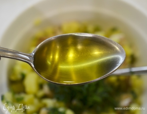 Заправьте ароматным подсолнечным маслом. Или майонезом.