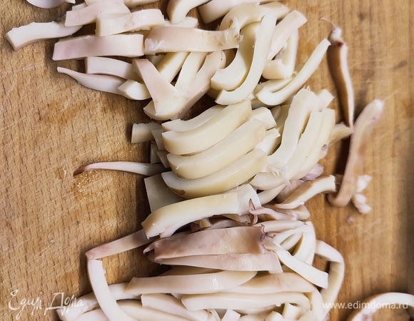 Кальмары отварить, остудить и нарезать соломкой.