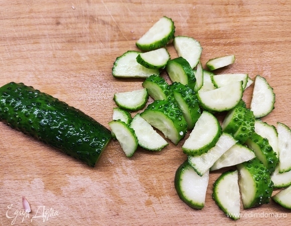 Огурцы — полукольцами.