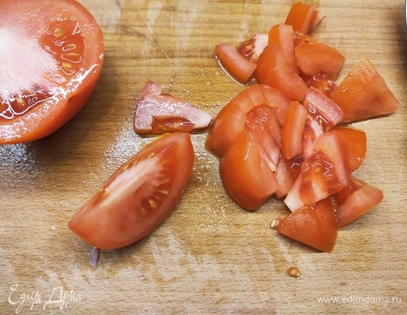 Помидоры разрезать на 8 частей, затем каждую часть измельчить.