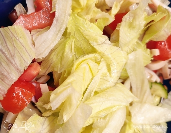 Салат айсберг крупно нарезать или порвать руками.